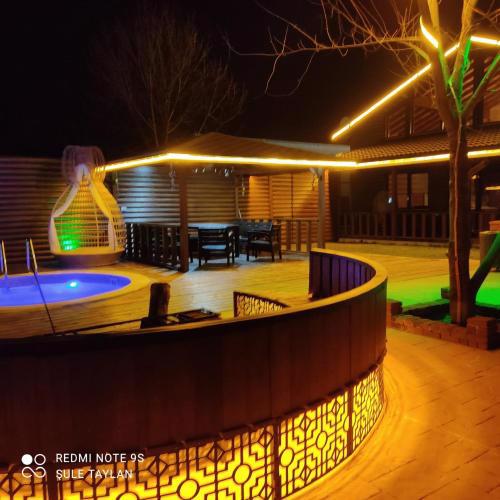 sapancafamilyresort Isıtmalı jakuzili havuzu ile Ahşap aile villası
