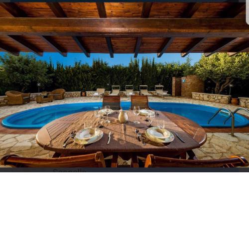 SC035 VILLA SUN con piscina privata immersa nel verde