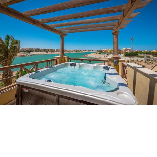 Scenic Views 3 bedroom Villa with private jacuzzi in Sabina