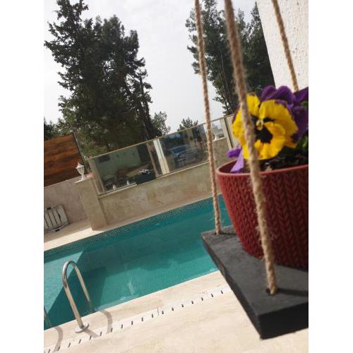 Schöne Unterkunft im Grünen mit privater Pool und Meeresblick