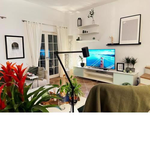 Sea Canal Townhouse: Paddle Board and Outdoor Cinema