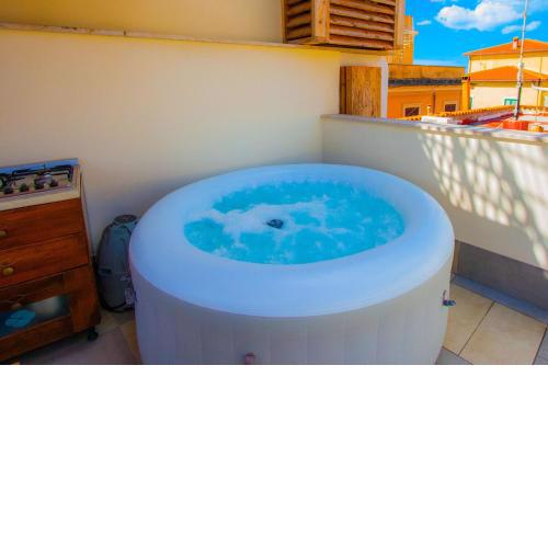 "Sea & Center" Free sandy beach, heated pool, fast WiFi, roof terrace