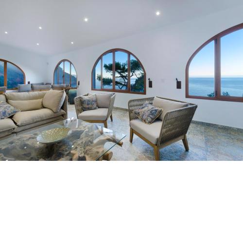 Sea front house with astounding views.