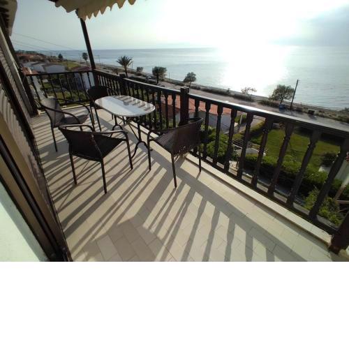 Sea front + Olympus sunset cosy apartment