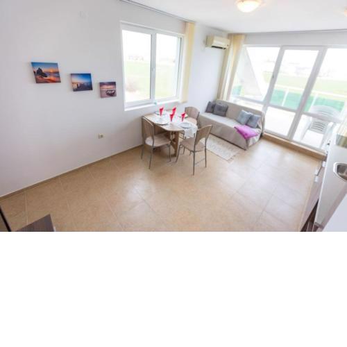 Sea View 1 Bed Apartment with stunning ocean views