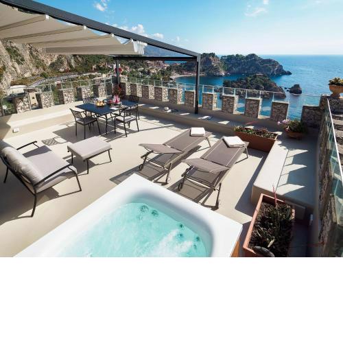 Sea view apartment in Taormina with bubble bath