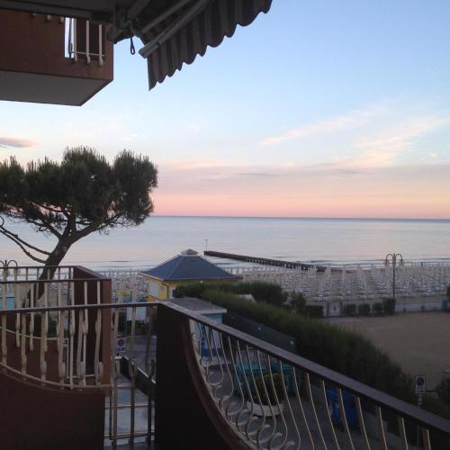 Sea view apartment with swimming pool