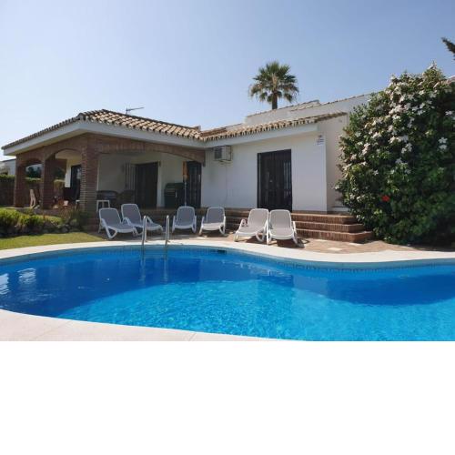 Sea view villa with pool, near beach in Calahonda, Marbella area