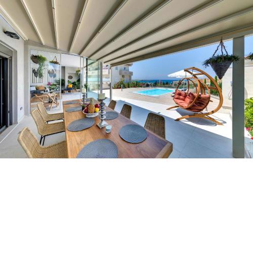 Sea view villa with private pool close to the beach