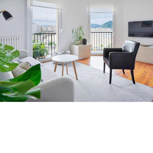 Sea Views from 4 Balconies Walk Score 90