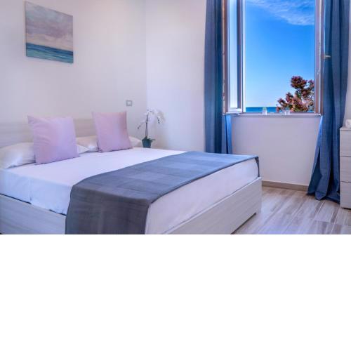Sea Window Room