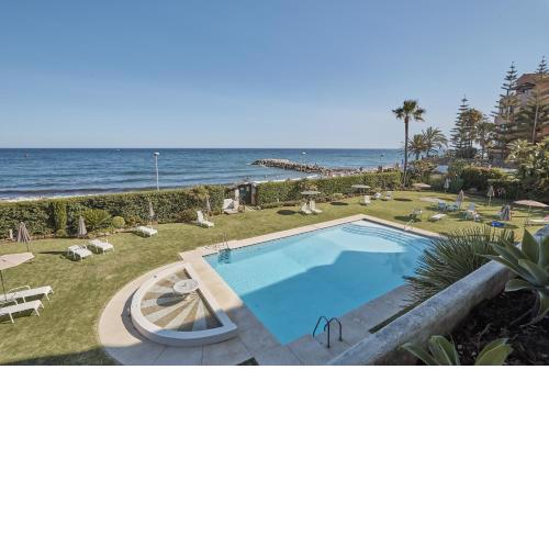 Seafront Apartment with 2 bedrooms in Puerto Banús