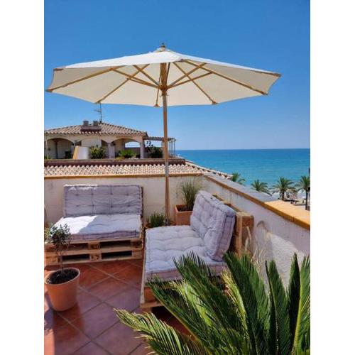 Seafront apartment with rooftop terrace and pool
