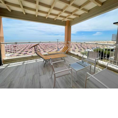SEAFRONT Lovely penthouse flat with pool