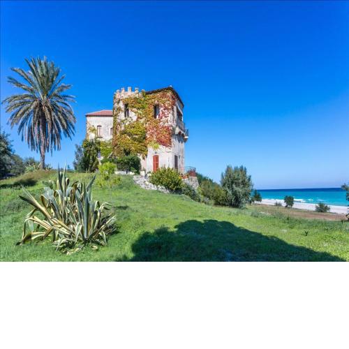 Seafront villa in Calabria with garden