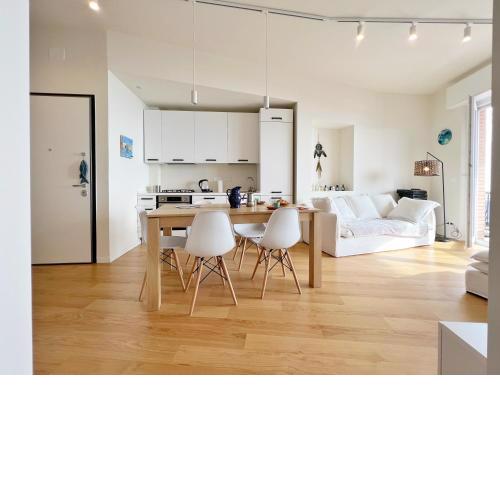 Seaside Luxury Apartment by Holiday World