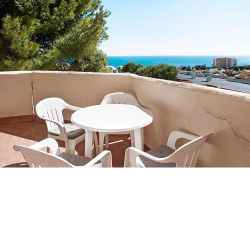 Seaview balcony with pool Ref 113