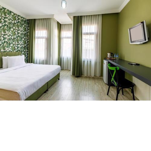 Senior Pera Suites