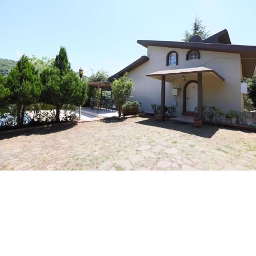 Serene House Surrounded by Nature in Beykoz