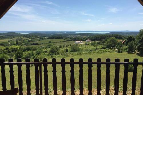 Shalom Cottage (panorama to Lake Balaton)