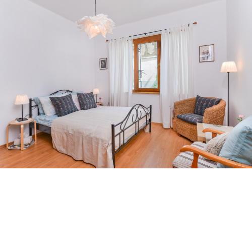 Shik & Chic One Bedroom Central Apartment | Graf Ignatiev x Shishman Corner