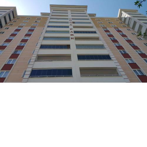 Site içerisinde deniz manzaralı ve sahile yakın otopark sorunu bulunmayan kiralık daire