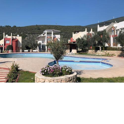 Site İçerisinde Havuzlu Villa