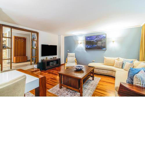Sleek and Central Flat with Backyard in Sisli