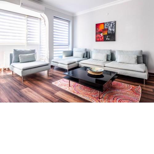 Sleek Flat 50 m to Bull Statue in Kadikoy