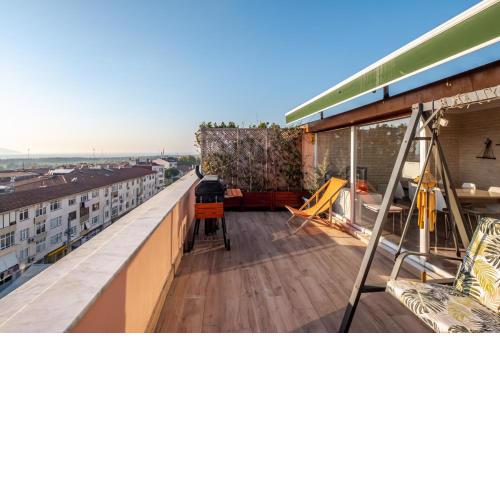 Sleek Flat near Public Transportation in Maltepe
