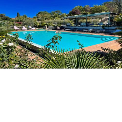 Slps 4 - Aircon, Wifi, infinity pool, Jacuzzi, gardens 6 apts Amazing Aircon