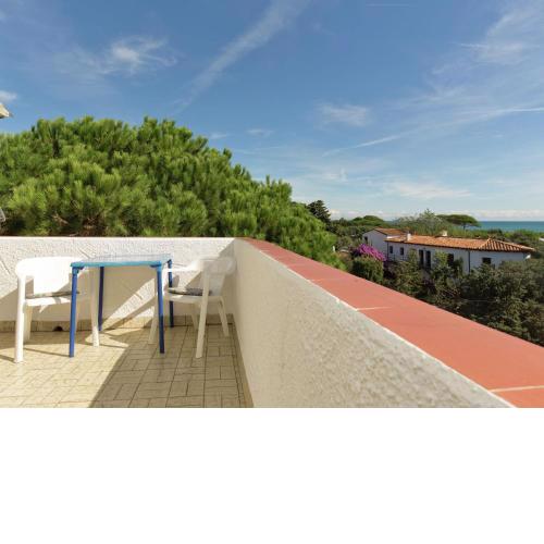 Small building with 4 apartments close to the beach