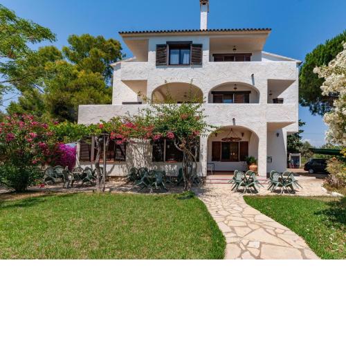 Small building with 4 apartments close to the beach