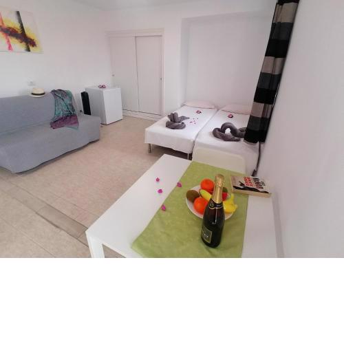 Small studio, 50 m front of the ocean & FREE WIFI