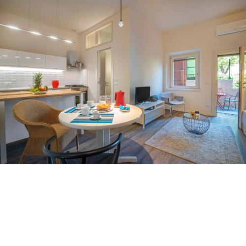 SNUG APARTMENT WITH PRIVATE COURTYARD M0270422677