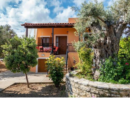 Snug holiday home in Pagkalohori with communal pool