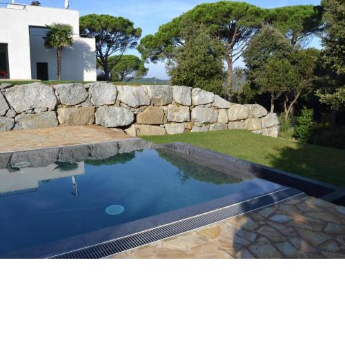 Snug Holiday Home in Sant Andreu de Llavaneres with Pool