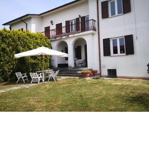 Snug Holiday Home near Lazise and Lake Garda with Olive Garden