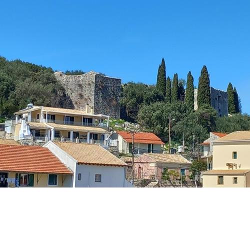 Solaris Methea- Luxury Central Villa by the Castle