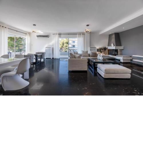 Sophisticated and spacious 3 bdrm apt in Glyfada center