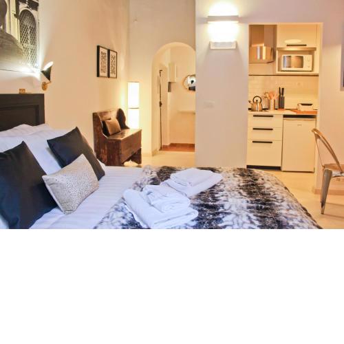 Sophisticated Studio Decor -TopCollection