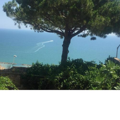 Sospeso fra cielo e mare