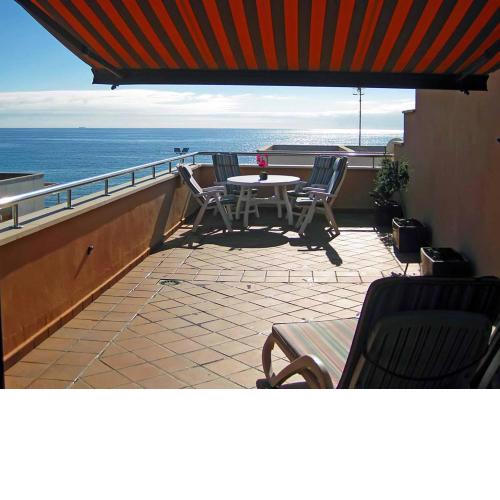 SOTA 3, Beach front, spectacular ocean views, parking, WiFi