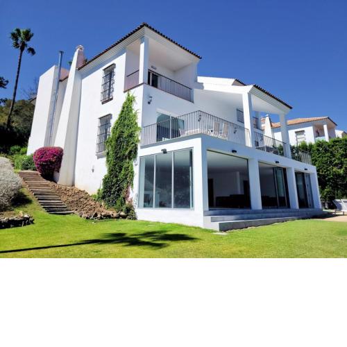Sotogrande - 5 Bedroomed Villa with Private Pool