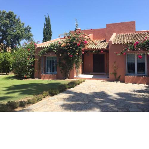SOTOGRANDE, Bonita Villa individual con piscina y gran jardín