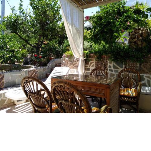 Spaceful apartment with veranda n garden