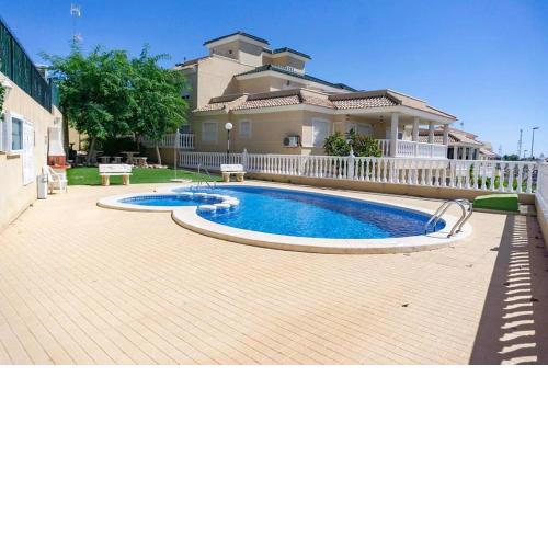 Spacious 2 Bed Ground floor apartment with beautiful communal pool
