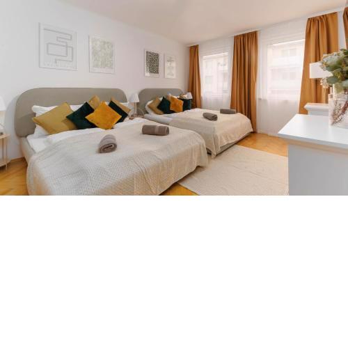 Spacious, 2 separate Bedrooms, 3 min to Metro