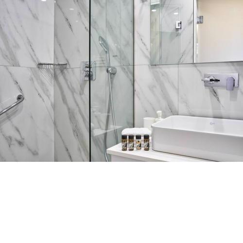 Spacious 2bd Apt in Prime Location next to Divani
