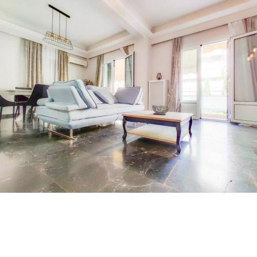 Spacious 2bedroom apartment near Athens and sea